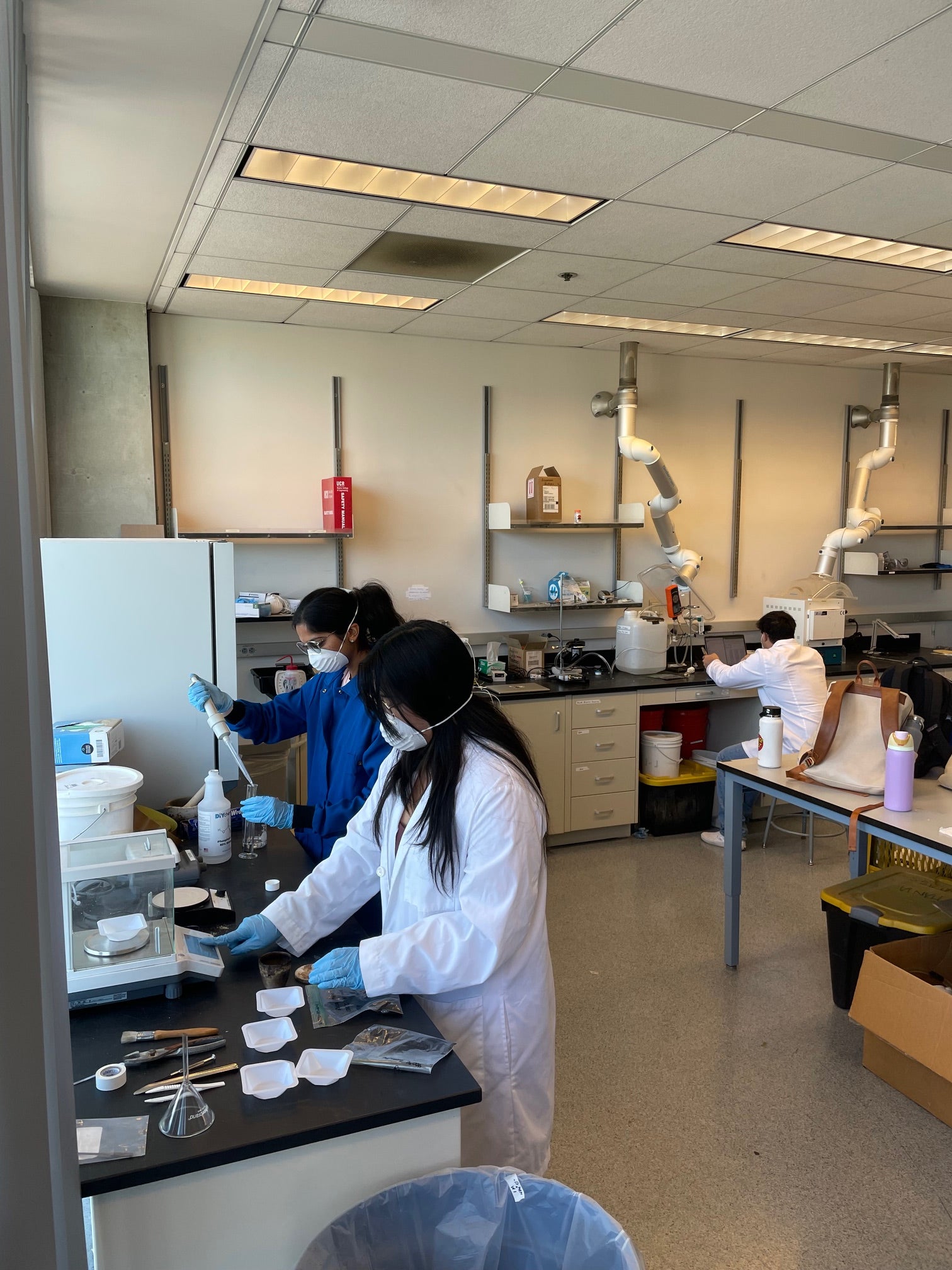 students working lab